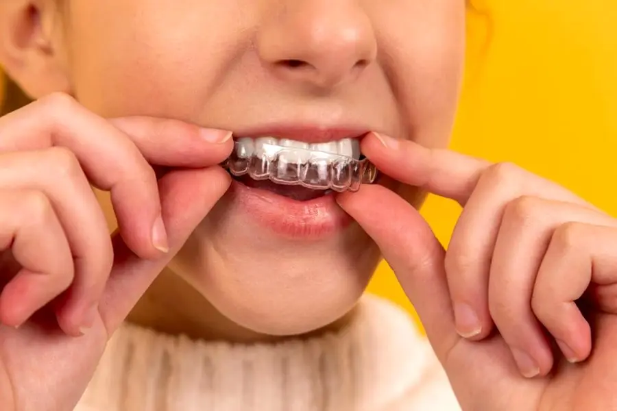 Paciente sonriendo en la clínica dental